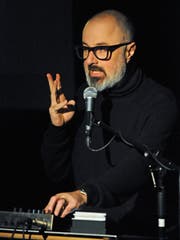 Reeto von Gunten erzählte am Samstagabend im Chössi-Theater aus seinen «Demo Papes».Bild: Michael Hug