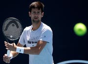 Nicht nur auf dem Tennisplatz fokussiert: Novak Djokovic. (Bild Mark Schiefelbein/AP Photo (Melbourne, 13. Januar 2019))