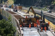 Einbau des Ultra-Hochleistungs-Faserbeton auf der Autobahn A4 (Bild: Alexandra Wey (Goldau, 12. Juli 2018))