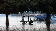 An der Klimasondersession vom 24. Juni werden im Kantonsrat 16 Vorstösse zum Thema beraten. 2005 zum Beispiel spielte das Wetter verrückt: Im Bild eine Überschwemmung in der Stadt Luzern. (Bild: Remo Inderbitzin: 25. August 2005)