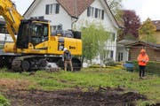 Projektleiter Manuel Egger während der Baggertaufe.