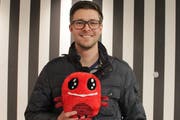 Danick Brühlmann mit dem Maskottchen der Räblüüs. (Bild: Laura Manser)