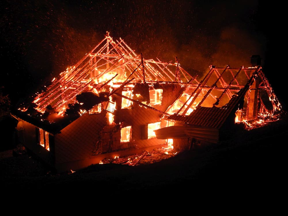 Siebnen - 17. NovemberIn der Region Schwendenen ist ein leerstehendes, ehemaliges Wohnhaus abgebrannt. Verletzt wurde niemand. Die Feuerwehr konnte ein Übergreifen auf weitere Gebäude verhindern. (Bild: Kantonspolizei Schwyz)