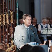 Armeeseelsorger Kurt Liengme führt durch den ökumenischen Gottesdienst in der Fischinger Klosterkirche. (Bild: Flavio Di Nicola)