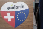 Was für einen Einfluss hat der Ausgang der nationalen Wahlen vom 20. Oktober auf das Verhältnis der Schweiz zur EU? Eine Podiumsdiskussion an der Uni St.Gallen sucht Antworten auf diese Frage. Im Bild ein Logo der GLP zusammen mit Schweizer Kreuz und EU-Sternen. (Bild: Peter Schneider/Keystone - 9. November 2019)