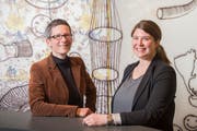 Zwei Frauen, eine Dienststellenleitung: Kristin Schmidt (links) und Barbara Affolter sind Co-Leiterinnen der Kulturförderung. (Bild: Urs Bucher)