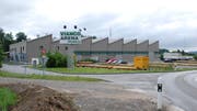 Der Kuh gelingt die Flucht von der Vianco-Arena in Brunegg. (Archivbild): (Bild: Aargauer Zeitung)