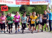 Massenstart zur Rundumstafette: Plausch-Mixed, Herren und Frauen. (Bild: Peter Jenni)