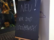 Info-Tafel vor einem Geschäft an der Vadianstrasse: Hurra, jetzt haben auch wir endlich eine Videoüberwachung? (Bild: Reto Voneschen - 4. November 2019)