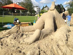 «Need a hand?» («Brauchst Du Hilfe?»): In der Skulptur von Wilfried Stijger und Edith van de Wetering vom Team Holland wird einer nicht ganz freiwillig zum Helden für die Welt von morgen.