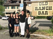 Erinnerungsbild vor dem Lokal: Die beiden Service-Angestellten Ramona und Claudia, Hausbesitzer Christoph Kretz und Geschäftsführerin Vreni Räbsamen. (Bild: Urs Nobel)