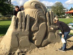 Auf der Suche nach der Zukunft («Where are you, future?») ist die Skulptur von Sanita Ravina (Litauen) und Ivan Savenkov (Russland).