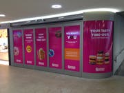 Bereits ist sichtbar, was für ein neues Geschäft in der Rathaus-Unterführung am Hauptbahnhof betrieben wird. «Dunkin' Donuts» eröffnet am 9. September neben dem Aufgang zum Perron 2/3. (Bild: Reto Voneschen - 16. August 2019)