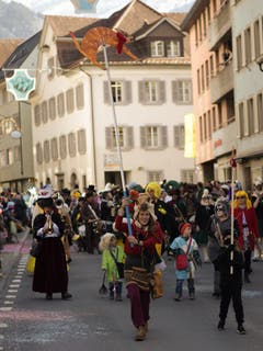 An der «Schuäl-Chatzämüüsig» in Altdorf zeigten die Schüler ihre selbst gebastelten Kostüme. (Bild: Florian Arnold, 19. Februar 2019)