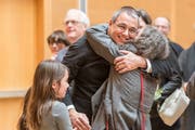 Wolfgang Giella bejubelt seine Wahl zum Gossauer Stadtpräsidenten. (Bild: Hanspeter Schiess, 28. Januar 2018)