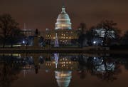 Das Kapitol in Washington bei Nacht. (Bild: Scott Applewhite/AP (28. Dezember 2018)