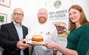 Präsentieren den fleischlosen Burger: Koch Michael Lock, flankiert von Lebensmitteltechnologin Julia Sackers und Green-Mountain-Projektleiter Werner Ott. (Bild: PD)