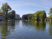 Der Mannenweiher in der Mittagssonne. (Bild: David Gadze)