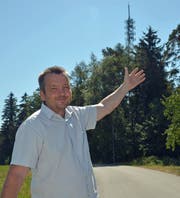 Emil Bügler vor dem Sendemast.