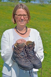 Jolanda Eichenberger kurz vor Beginn ihrer Wanderung noch mit dem ersten, frisch besohlten Paar Wanderschuhe. (Bild: Mario Testa)