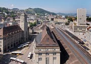 Bauland hinter dem Hauptbahnhof ist heute für den Kanton eine Reserve für die Fachhochschule (rechts im Bild). Könnte dieses Areal allenfalls anders genutzt werden, wenn die FHS für ihre Entwicklung die Flächen bekäme, die dereinst durch den Auszug der grossen Bibliothek aus der Hauptpost (linsk im Bild) frei werden sollen? Das ist eine der Fragen der FDP im neuen Vorstoss. (Bild: Hanspeter Schiess - 14. Juni 2013)