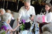 Gemeindepräsident Elmar Metzger gratulierte mit persönlichen Worten und einem süssen «Bettmümpfeli». Bilder: Christine Gregorin