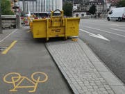 Trottoir und Veloweg auf der Ostseite der St.-Leonhard-Brücke - also in Fahrtrichtung Kreuzbleiche - sind bis voraussichtlich 26. Juli gesperrt. Hier muss der Belag saniert werden. (Bild: Marlen Hämmerli - 9. Juli 2019)
