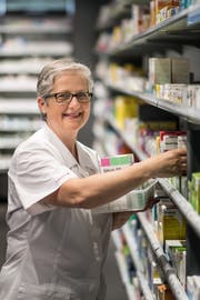 Doris Bettineschi hat mit 56 die Ausbildung zur Pharma-Assistentin abgeschlossen. (Bild: Michel Canonica)