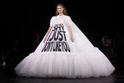 Haute Couture aus dem Modehaus Viktor & Rolf, präsentiert in Paris. Bild: Thibault Camus/Keystone (23. Januar 2019)