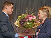 Johannes Furrer, Lungern (Note 5.6) überreicht nach seiner Dankesrede im Namen der jungen Berufsleute der Stiftungsratspräsidentin Brigitte Breisacher einen Blumenstrauss.