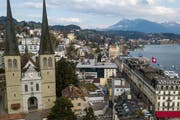 Die ist eines der Wahrzeichen der Stadt Luzern: Die Hofkirche, links im Bild. (Bild: Boris Bürgisser, 27. März 2019)