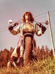 Blacky posiert auf einer BMW, ca. 1975. (Bild: Privatarchiv Beat Cina)