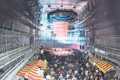 Aufrichtefest des KKL-Konzertsaals am 28. Februar 1997 mit Marktständen aus Nationen, die mit Arbeitern am Bau beteiligt waren (Albanien, Deutschland, Griechenland, Italien, Portugal, Schweiz). Bild: Archiv KKL
