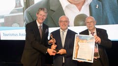 Verkehrsdirektor Marcel Perren (l.) und TFL-Ehrenpräsident Walter Schmid R ehren den umtriebigen Hotelier Fritz Erni (Mitte).