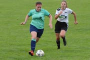Corinna Hasler (links) traf im Derby gegen Ebnat-Kappel doppelt. (Bild: Beat Lanzendorfer)