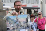 Der kantonale Denkmalpfleger Thomas Brunner zeigt, wie es rund um das Telldenkmal früher ausgesehen hat. (Bild: Markus Zwyssig, 14. September 2019)