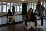 Fabienne Bruggmann (links) und Blerona Bajrani betreiben zusammen die Bewegungs- und Tanzschule «East Attitude». (Bild: Aliena Trefny - 7. März 2019)