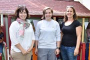 Schreinerei-Meier-Geschäftsleiterin Katja Meier, Lehrtochter Sarina Hitz und Familienzentrum-Betriebsleiterin Andrea Engeli. (Bild: Mario Testa)