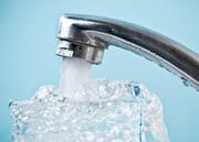 Hahnenwasser konkurrenziert zunehmend den Absatz von Mineralwasser. Die Getränkebranche will dies per Kampagne bekämpfen. Bild: Getty