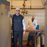 Matteo Aepli, Geschäftsführer der Suisag in Sempach. Im Hintergrund zerlegt Metzger Alois Bucher die Fleischproben, um die Fleisch- und Fettqualität zu erheben. (Bild: Dominik Wunderli, 19. Dezember 2018)