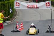 Geschafft: Zieldurchfahrt eines Teilnehmers am Seifenkistenrennen im Riethüsli. (Bild: Coralie Wenger - 9. Juni 2013)