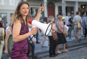 Rose Ehemann wird mit einem Anerkennungspreis geehrt. Das Bild zeigt sie anlässlich der Kunstausstellung «Irritationen» im Jahr 2015 in der Wiler Altstadt, an der Kunstwerke psychisch belasteter Menschen irritieren, zum Nachdenken anregen, Fragen aufwerfen sollten. (Bild: Peer Füglistaller)