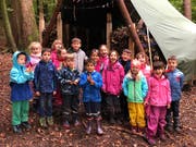 Kindergärtler freuen sich über das Waldsofa «Ratzenhüsli», das wieder steht. (Bild: PD)
