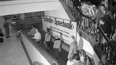 Um erstmals mit dem «Speedwalk», einen Rollteppich von Schindler, zu fahren, standen die Leute im früheren Grands Magasins Innovation in Lausanne stundenlang Schlange. (Bild: RDB/Dukas, 1959)
