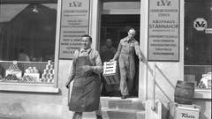 Magaziner tragen Ware in das Kaufhaus St. Annahof in Zürich. (Bild: RDB/Dukas, 1941)