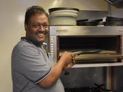 Kumarasamy Sivanesan, in Wattwil besser als Siva bekannt, bereitet seinen Gästen gerne üppige Mahlzeiten. (Bild: Timon Kobelt)