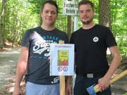 Feuerwehroffizier Stefan Kleger (links) und Timo Rieser, Mitarbeiter Sicherheitsverbund Region Wil, gestern beim Setzen der Verbotstafeln. (Bilder: Richard Clavadetscher)