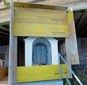 Das sanierte Helgenstöckli ist wegen der Bauarbeiten an der nahen Strasse eingekleidet. (Bild: Karl Graf (Hergiswil, 27. Juli 2018))