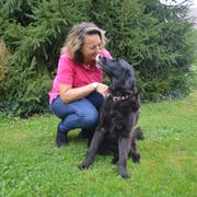 «Eine Erziehung ohne Liebe funktioniert nicht», sagt Caroline Fuchs und meint damit auch die Erziehung ihrer Hündin Sari. (Bilder: Zita Meienhofer)