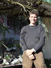 Heini Eggenberger vor seinem Geschäft in Degersheim. (Bild: Julia Engel)
